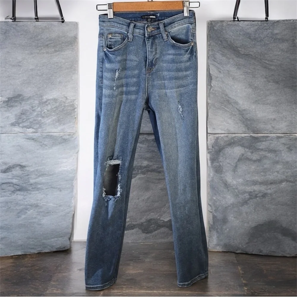 Fashion Nova Light Blue Jeans Womens Size 3 Sz 26 Junior Sizing‎ Ripped Grunge